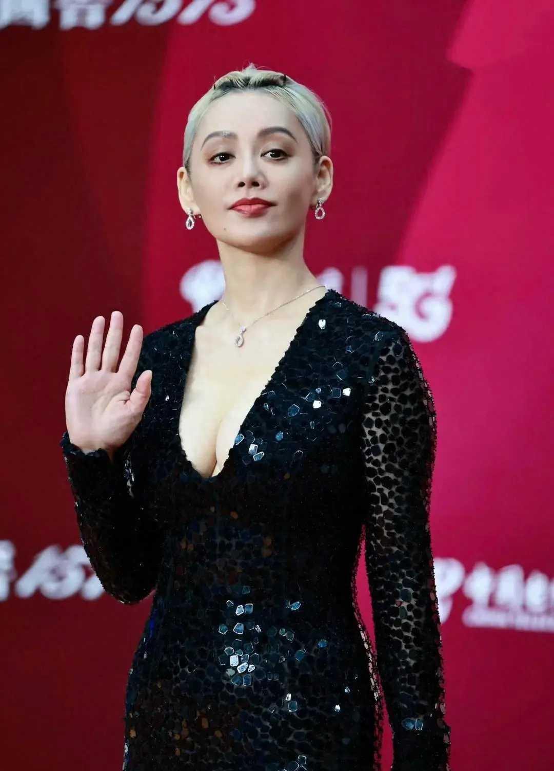 宁静前夫是美国人，俩人1996年结婚，1998年生下儿子雷纳。2011年离婚，抚