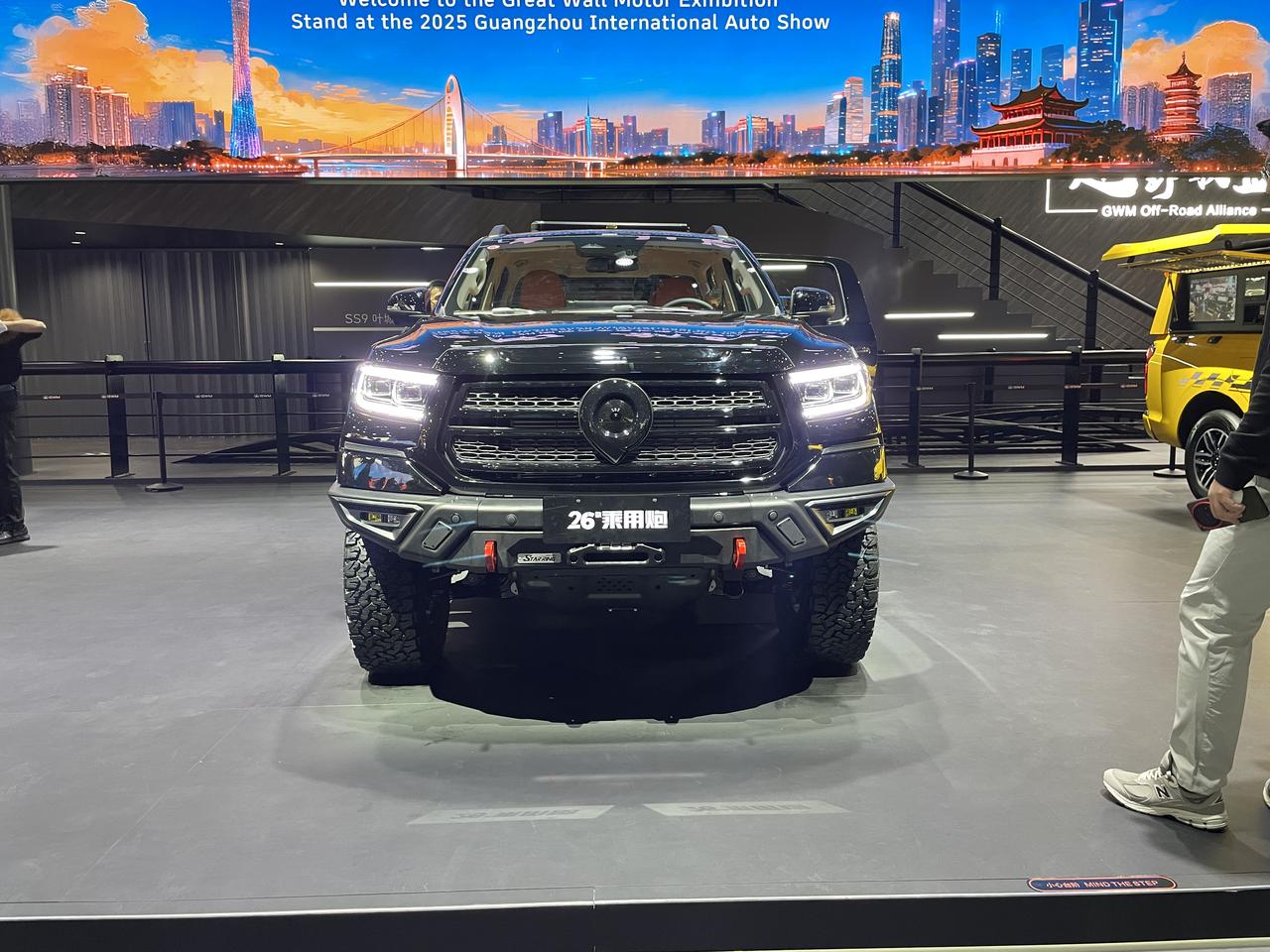 长城展台，26款商用炮、乘用炮、越野炮等新车悉数亮相。&中间穿黄夹克的人是谁呀？