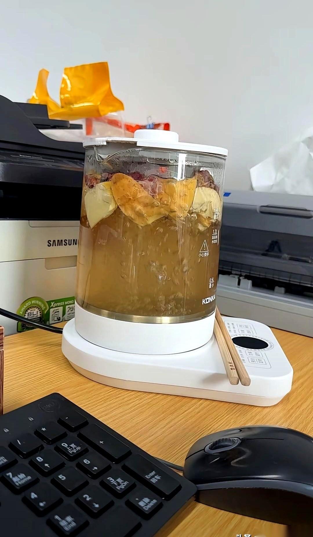 我们办公室，是被一个00后小姑娘，用一锅“胶水”给拿下了。真的，刚来那会儿，她