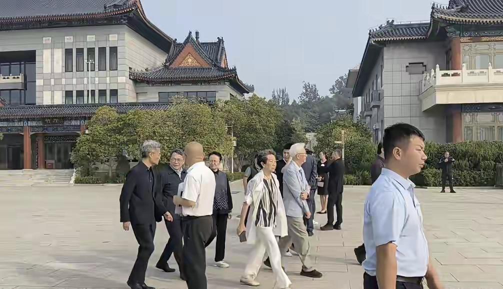 陈铎的身体素质真的很让人羡慕，87岁的年纪，去殡仪馆送别敬一丹的时候，是自己走的