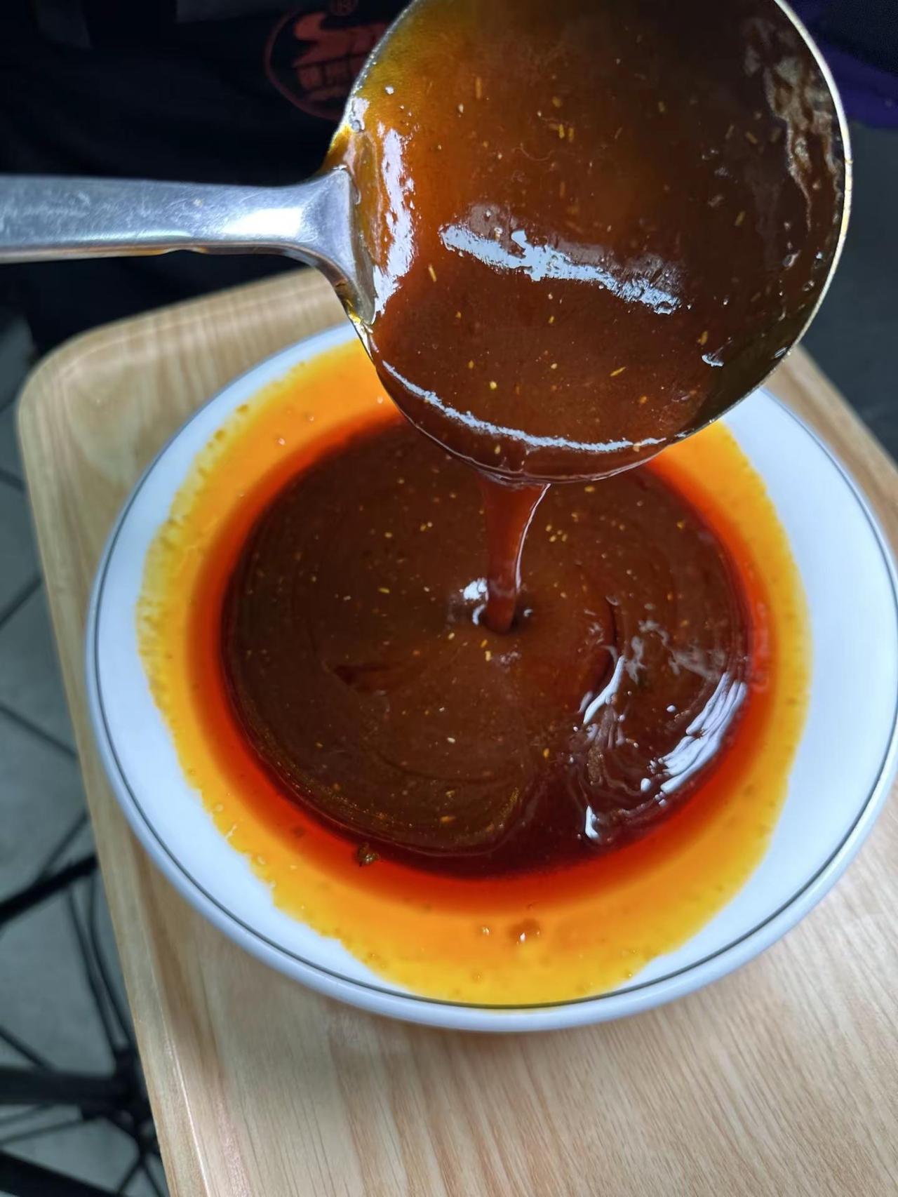 捞汁小海鲜酱汁配方与制作技巧分享汁小海是夏季必备菜品，其关键在于酱汁调配。1)