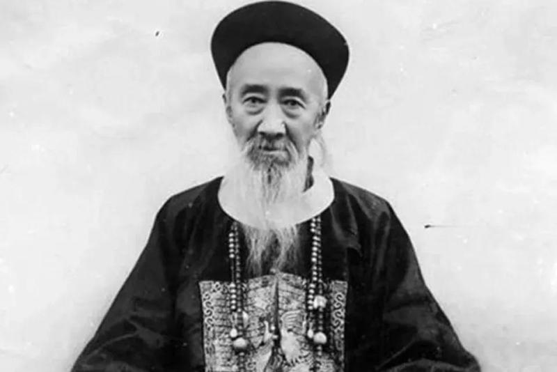 1863年，张之洞因为儿子上学的事情，与妻子吵架，不小心踢死了妻子，他赶紧给父亲