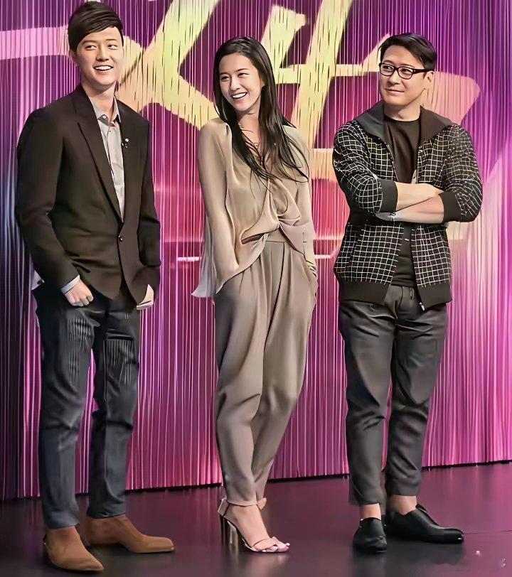 冯绍峰的身材是真的好呀，连大帅哥黎明站在他旁边都没他笔挺帅气。