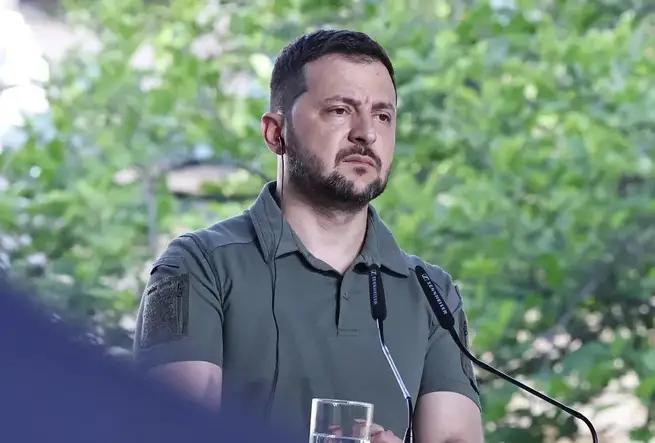 有人说:“泽连斯基亲自打卡的阵地，过后必然丢失，泽连斯基成了扫把星。从之前的巴赫