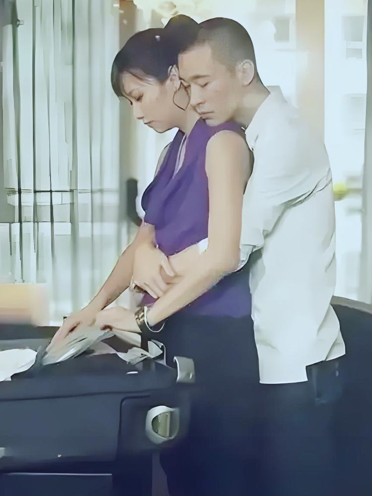 冲进大佬家里当面逼宫原配，在大街上死死牵住别人男友气走高圆圆。你敢信这个挨了二十