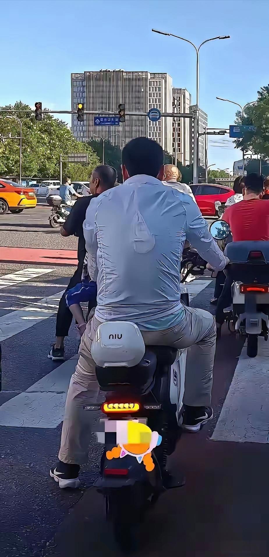 大哥这是咋滴了？[捂脸哭]