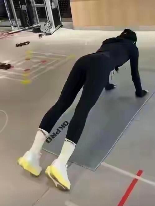 汪峰的快乐谁懂啊！这身材！这柔韧度！​​​