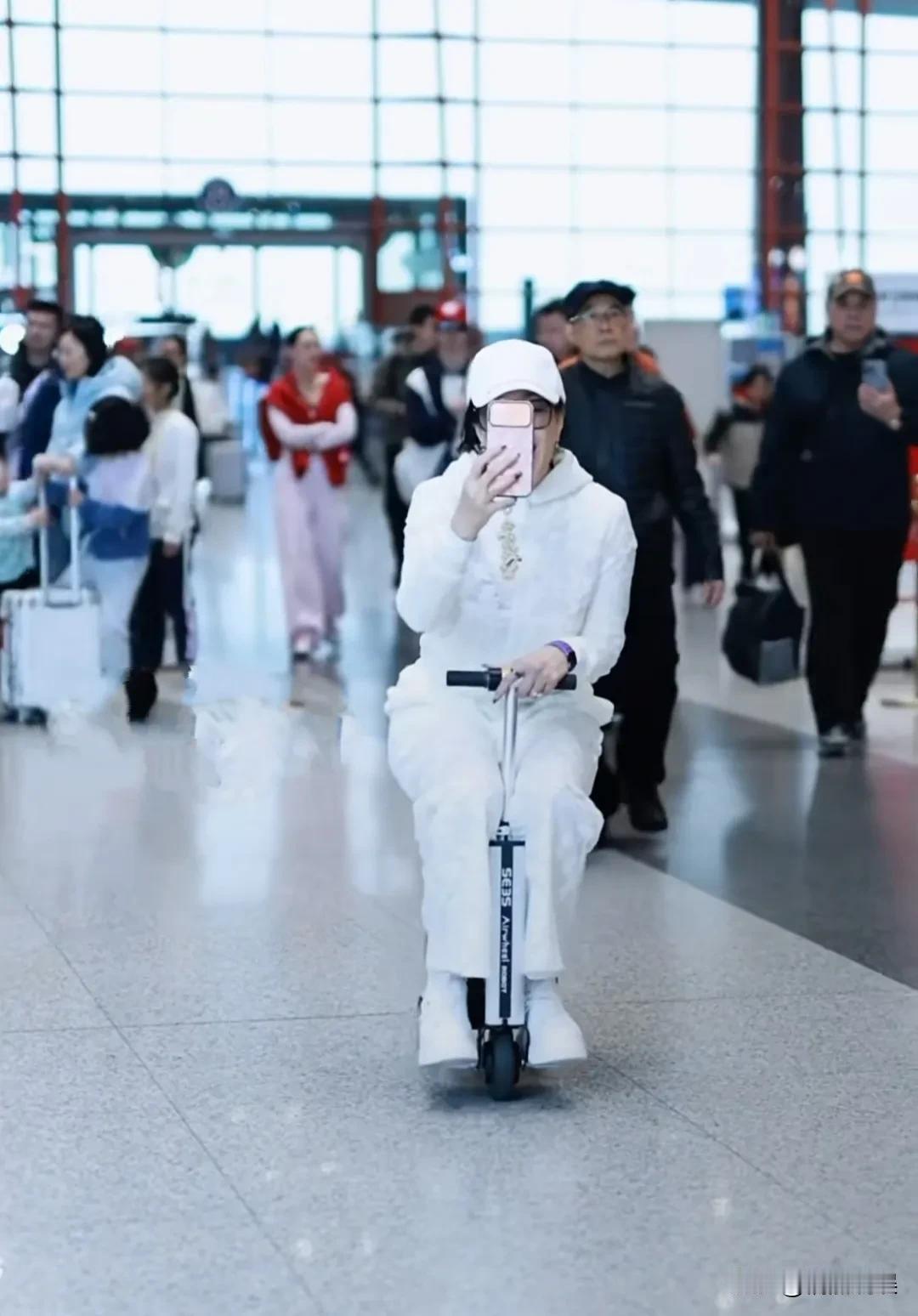 这么漂亮的祖孙三代走在机场，这回头率可想而知了！钟丽缇带着妈妈和三个女儿去国外