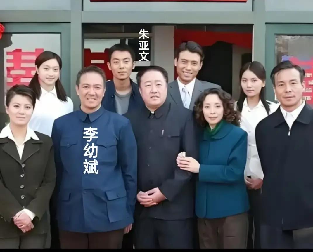 9星同框：第一排我只认出了李幼斌、史兰芽夫妇与波浪发垂肩的岳秀清；第二排一眼就认