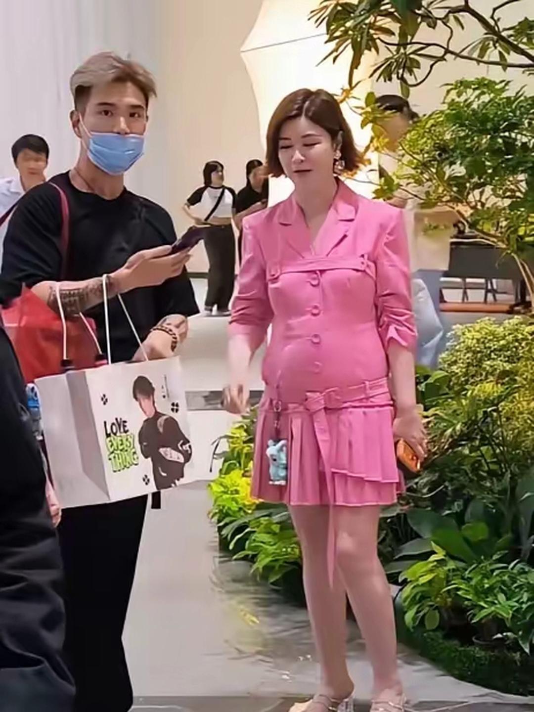 杜华这造型是不是有点尴尬啊，身略显丰腴，和模特图相差真大