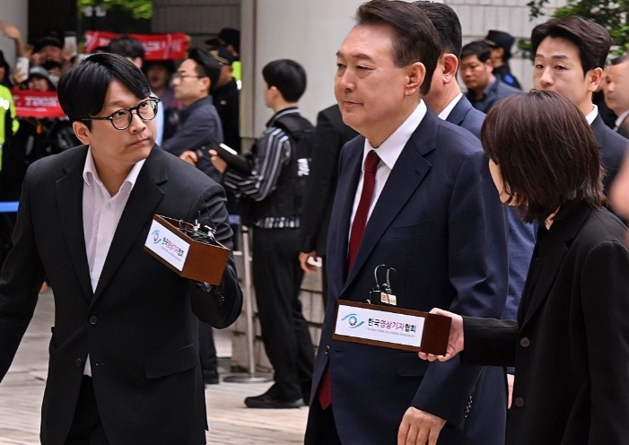 尹锡悦第四次审判当地时间19日，韩国前总统尹锡悦出席涉嫌内乱罪的刑事案件第四次
