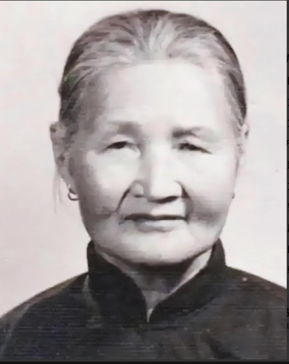 1940年，21岁的八路战士，被敌军追赶，18岁姑娘为救他，假扮其妻，43年后，