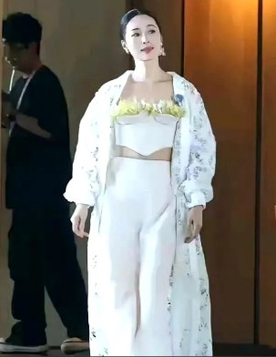 这个衣服真的很好的诠释了那句话:心花怒放！现在的设计师真的是脑洞大开，只有你想