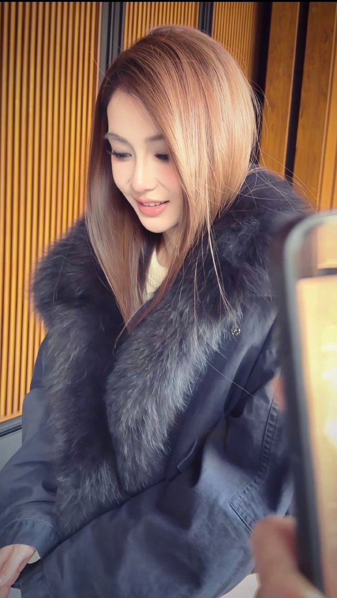 这个状态真的鲨疯啦！！！真的最近好多造型梦回早期神颜啊！好像在她最近眼神中看到早