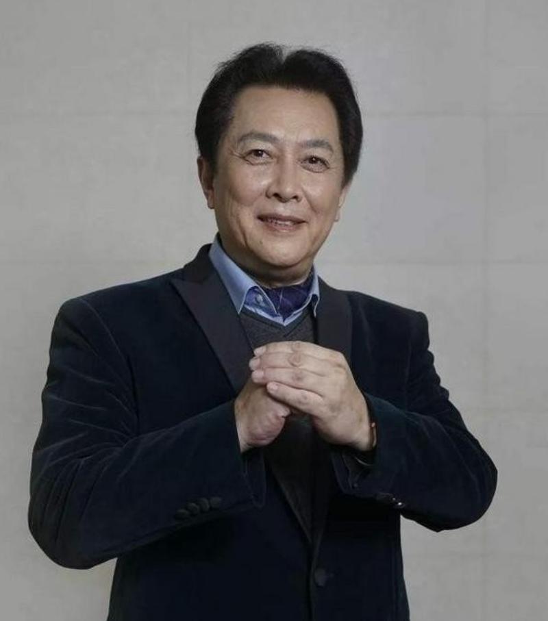 1990年除夕夜，唐国强的妻子洗完澡化完妆，穿上一身新衣，用一根绳子结束