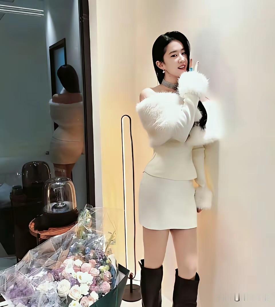 刘亦菲下次拍照可得留意镜子啦，镜中反光的影像，与实际照片看着有些差异。毕竟镜子里