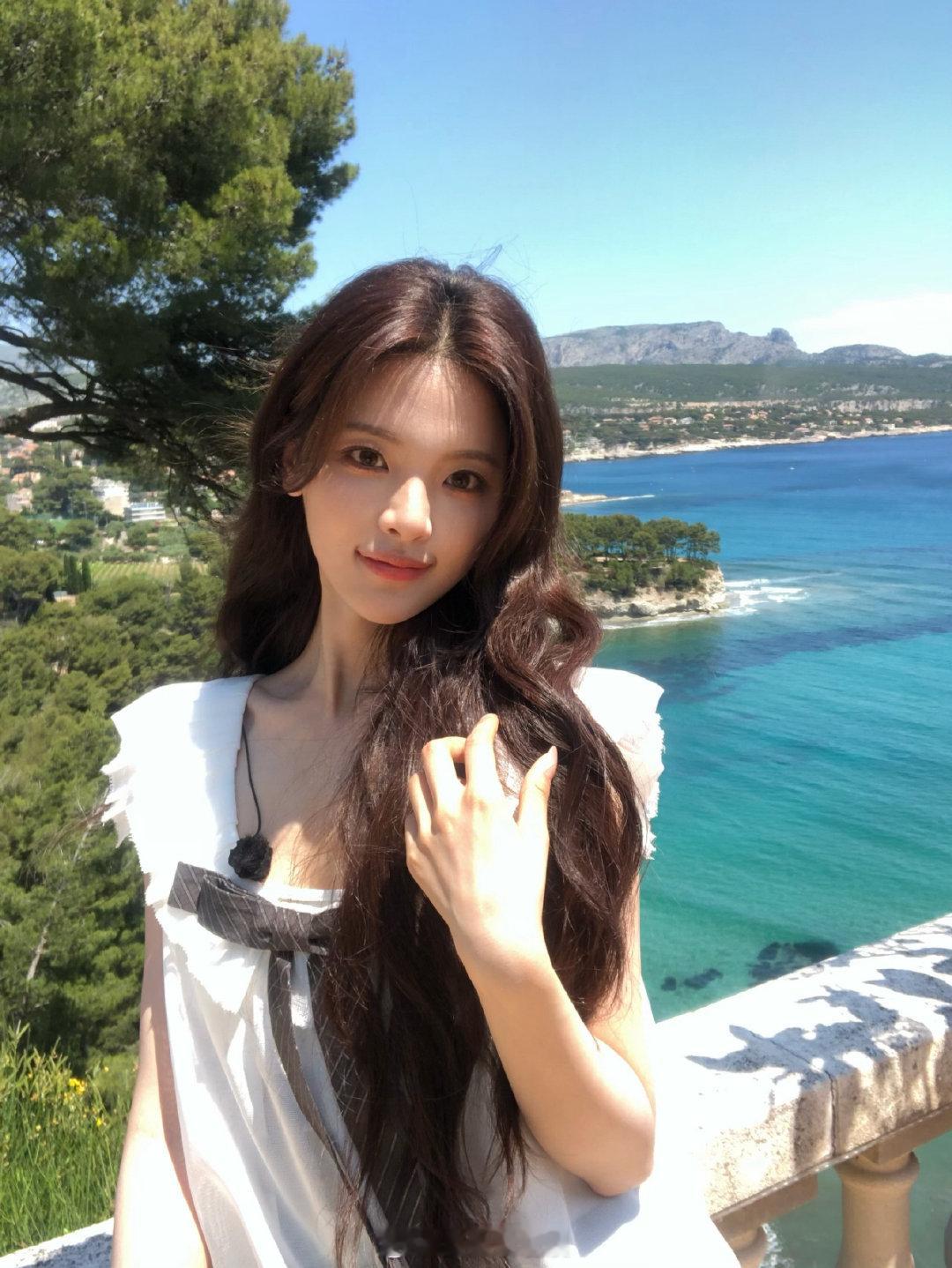 杨超越怼脸面部平整度杨超越下班收信画面曝光，近距离镜头直接考验颜值，结果依然稳