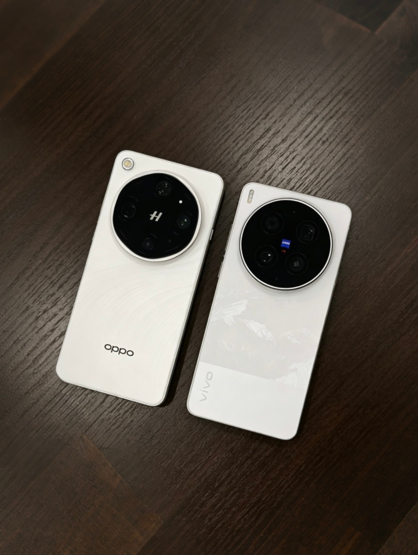 又简单对比了OPPOFindX9Ultra和vivoX300Ultra