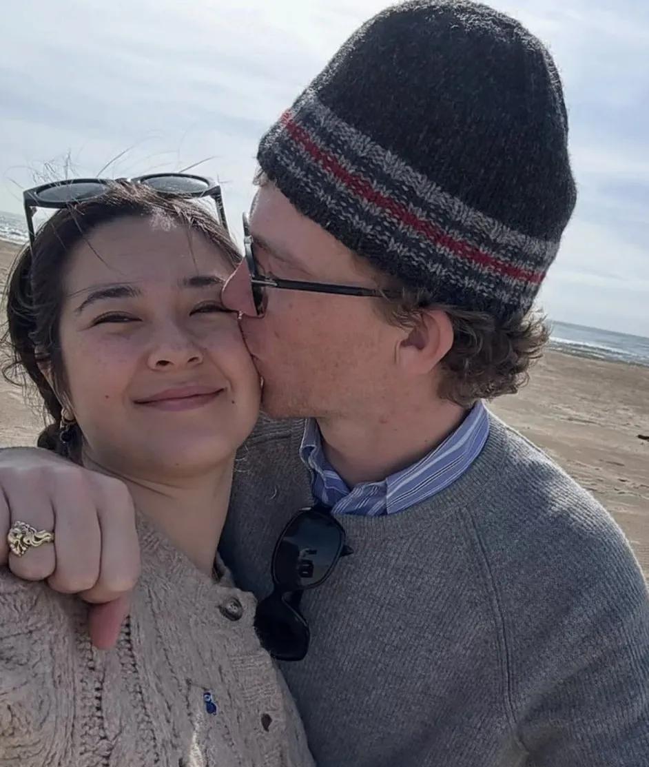能娶到姜文的女儿也是厉害啊！新郎比姜一郎还小两岁，今年29，是位旅居巴黎的英美双