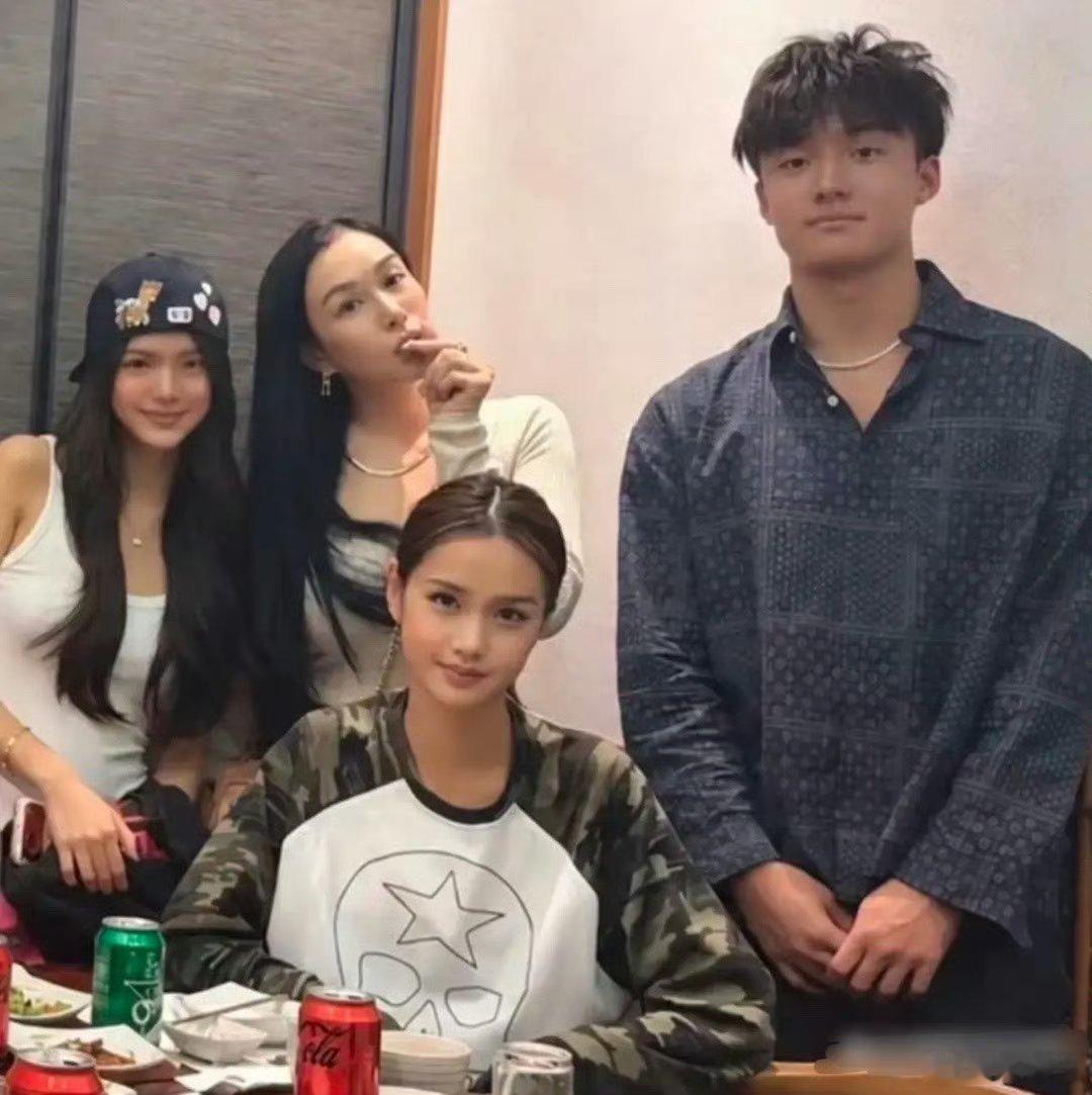 钟丽缇一家子出门旅游，母女三人各有风格。二女儿张思捷的男朋友也去了，这是得到家人的认可了呀。​