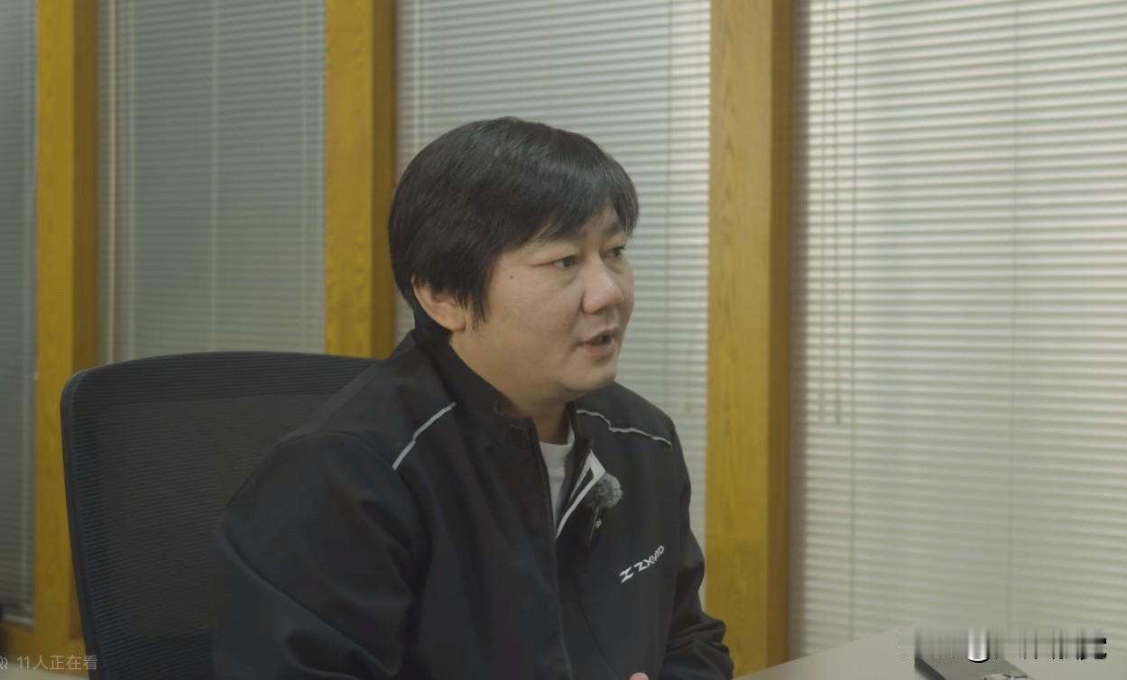 香港车迷在展会上看到张雪车的展台围着很多人，特地跑到重庆找老板张雪聊天，他问：你