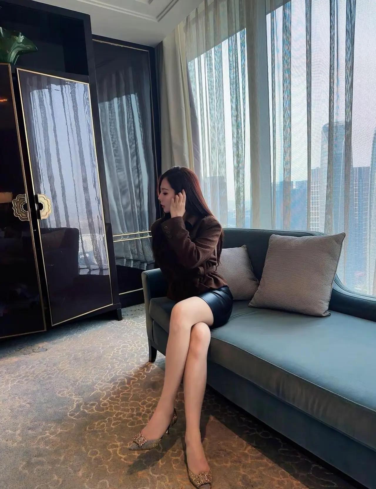 晨光透过微凉，铺就一路晴朗。一句“早安”，是今日美好的序章。愿你的烦恼皆消散