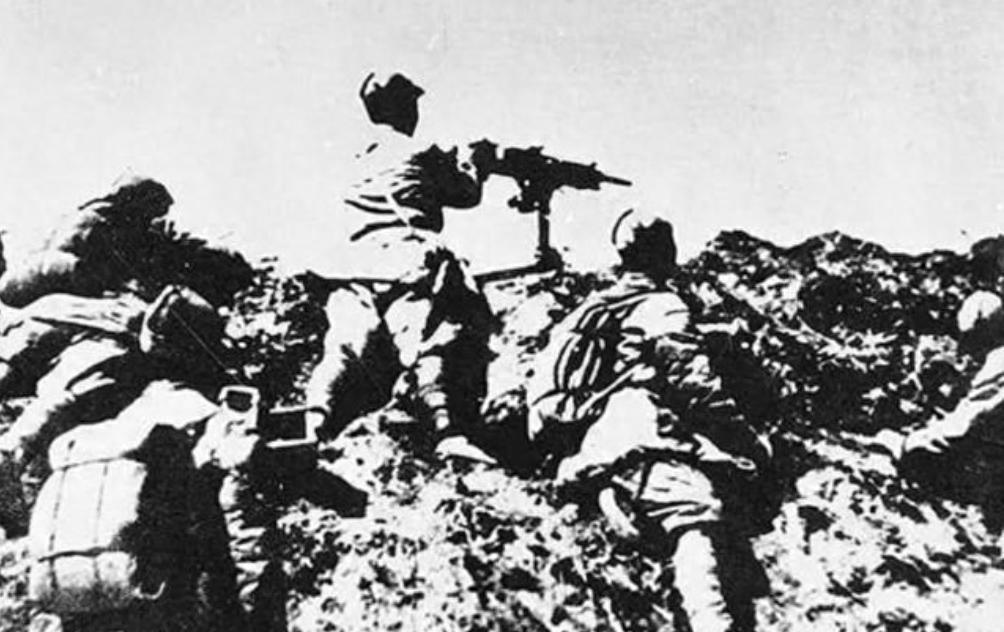 八路军骑兵团遭包围，团长主张突围，政委却反对，要求立即向军区机关集合，你怎么看？