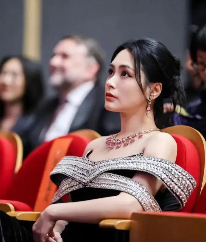 网友说，“阿娇只是胖过，但没有丑过。”海电影节，阿娇穿黑色抹胸裙勒出肉痕，毒舌网