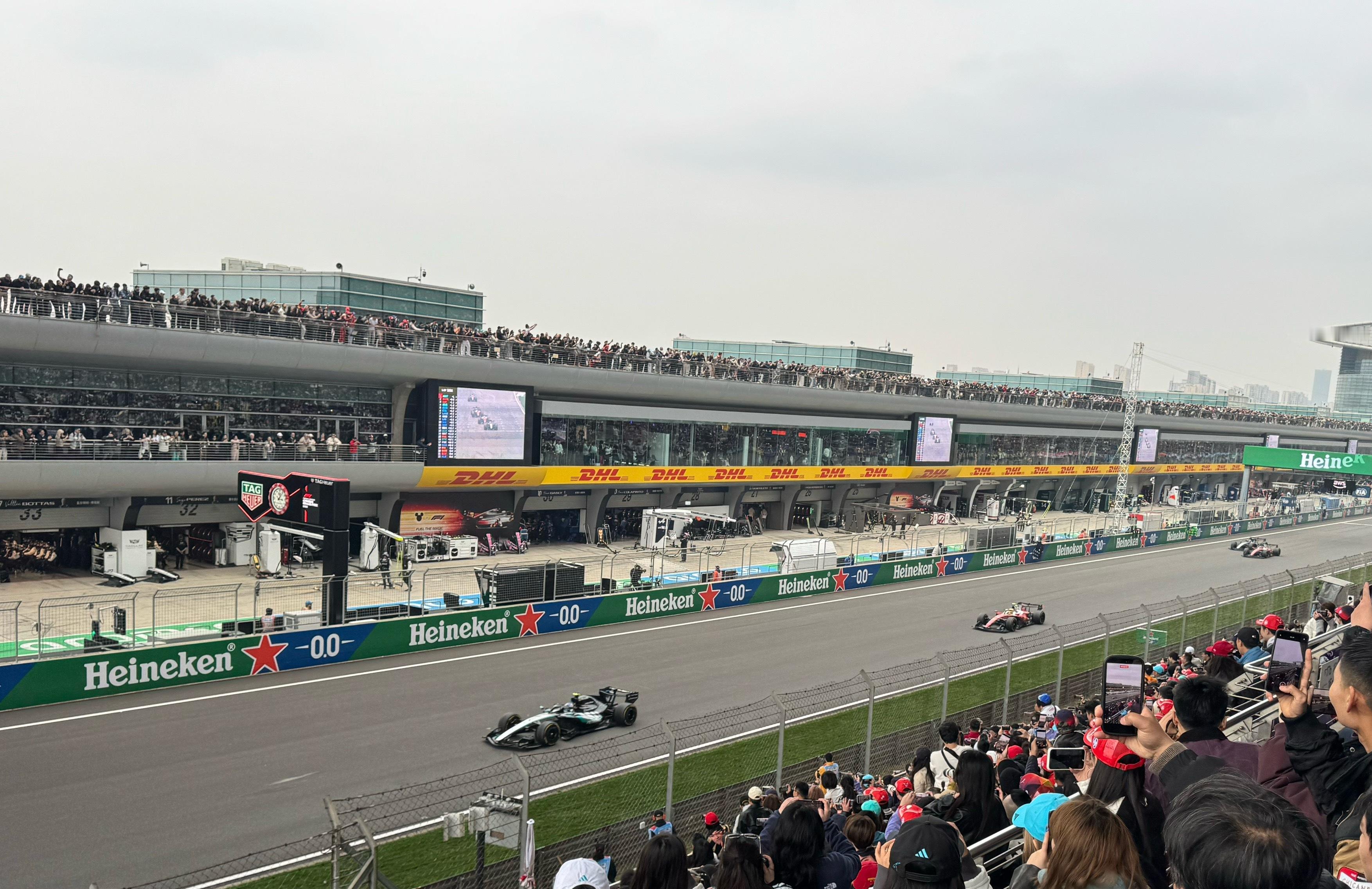 F1活动上的明星包房是资本，围场是饭圈，饭圈+资本养活了2026f1中国大奖赛