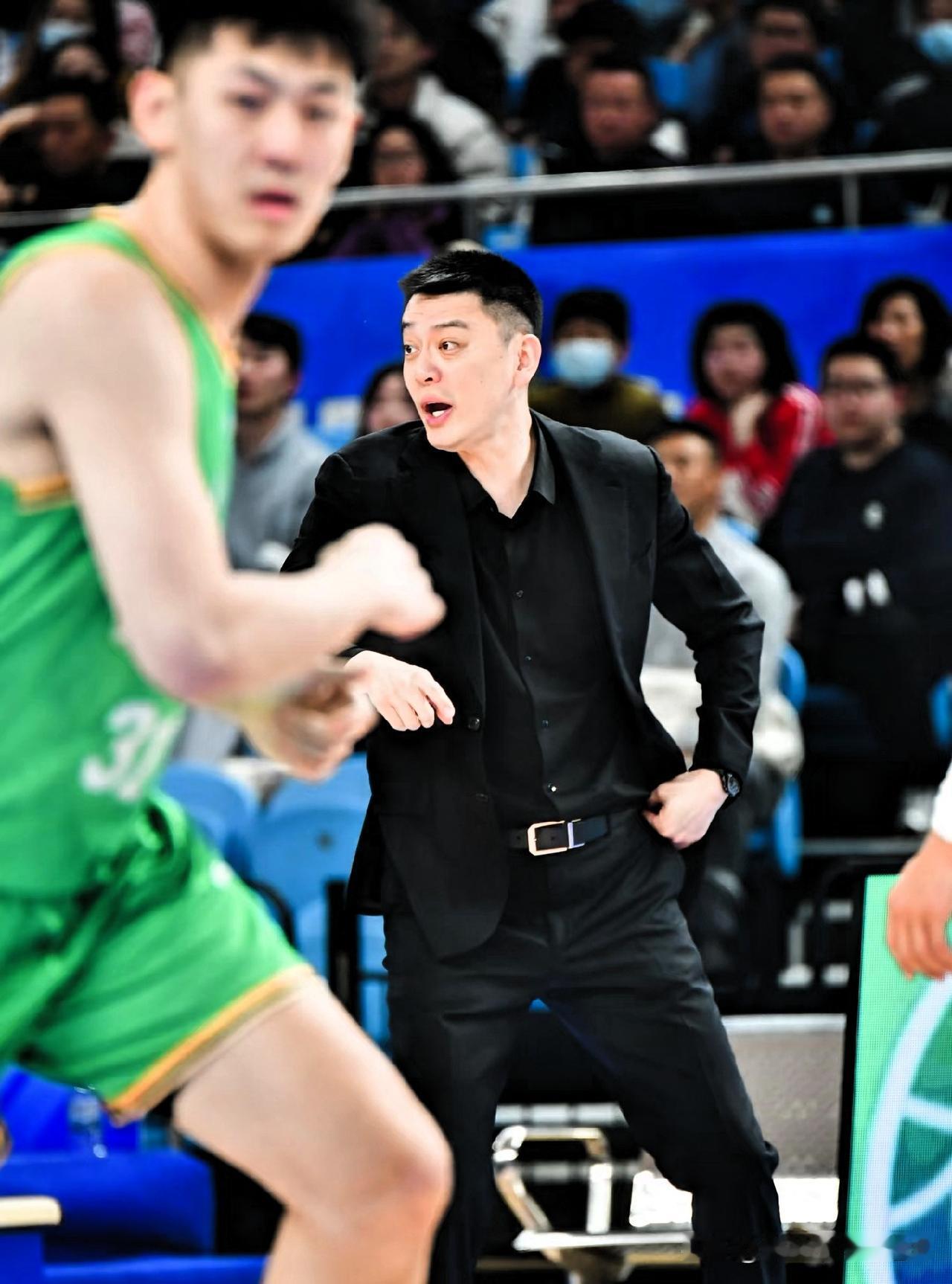 迎合版本！辽篮急需做的四件事，新老交替三年，能重返夺冠周期。第一：尊重版本，吃