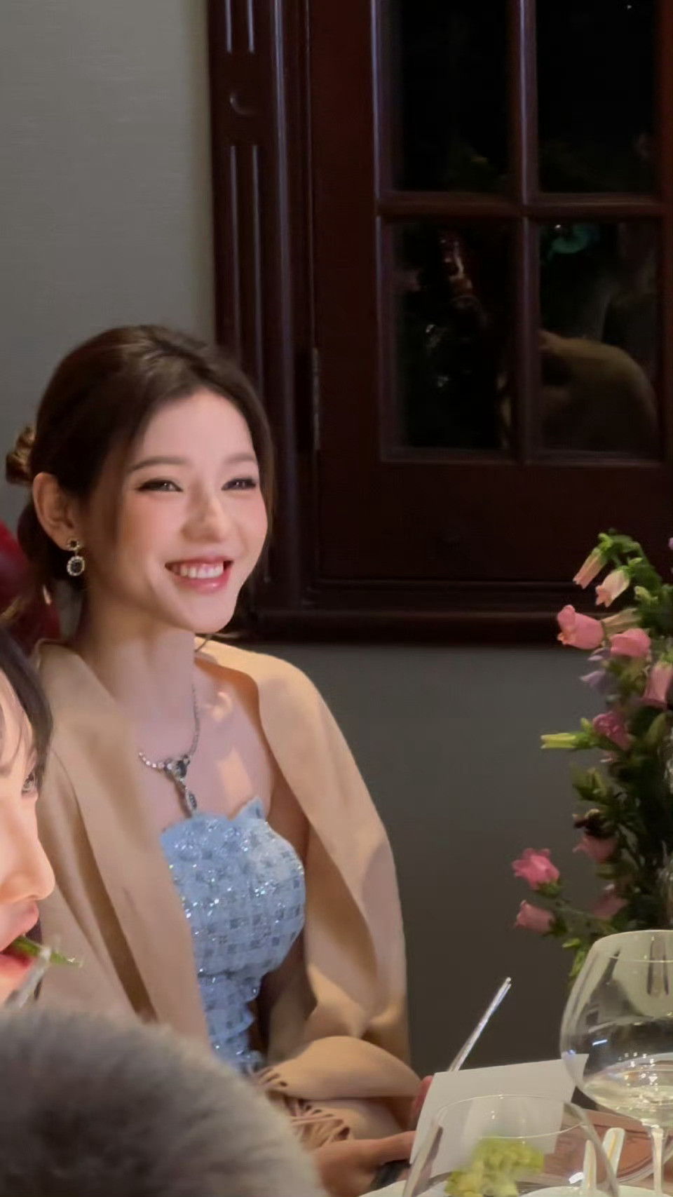 偶遇张予曦与网友用餐，这是什么神仙画面！张予曦春日造型氛围感拉满妆容清透，随手