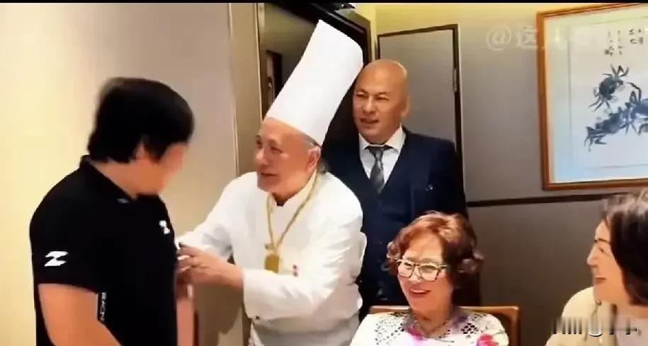 张雪去香港吃了顿饭，没掏一分钱，食神戴龙给他做了整桌菜，最后双手递上名片——这顿