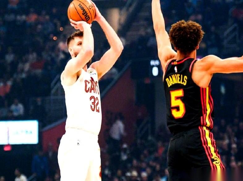 骑士队这场球，越看越不对劲。场上，自家主力后卫已经送出了5次失误，另一个首发斯