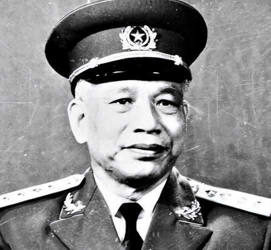 1979年，刚指挥越军占领柬埔寨全境的越南人民军总参谋长文进勇，在军事会议上放出