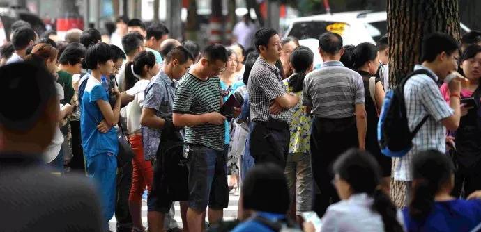 过度炒作教育、名校，是当代社会制造焦虑的突出问题。每年的6、7月份既是毕业季又是