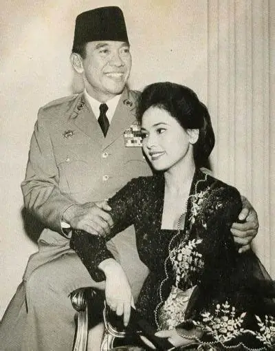 1959年，印尼总统苏加诺访问日本时，日本专门为他找来19岁绝色美女。出访回国后
