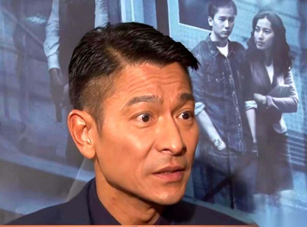 黄日华有一次跟刘德华吃饭，说，你知道吗，我曾经很恨你。刘德华懵了，说啊？怎么了