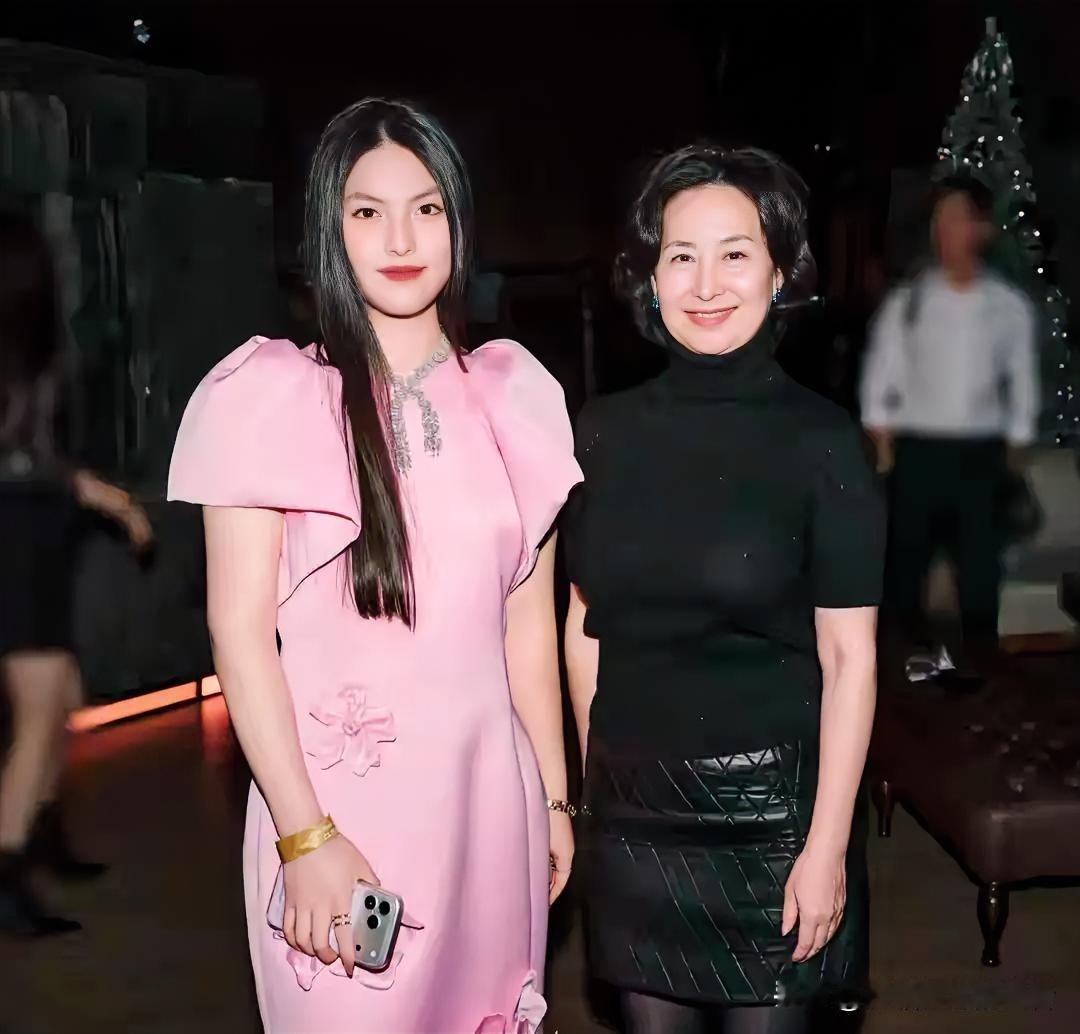 阶层的跨越真不是那么容易的哪怕贵如李湘在萧邦晚宴上，李湘喝多了抱着卡罗琳