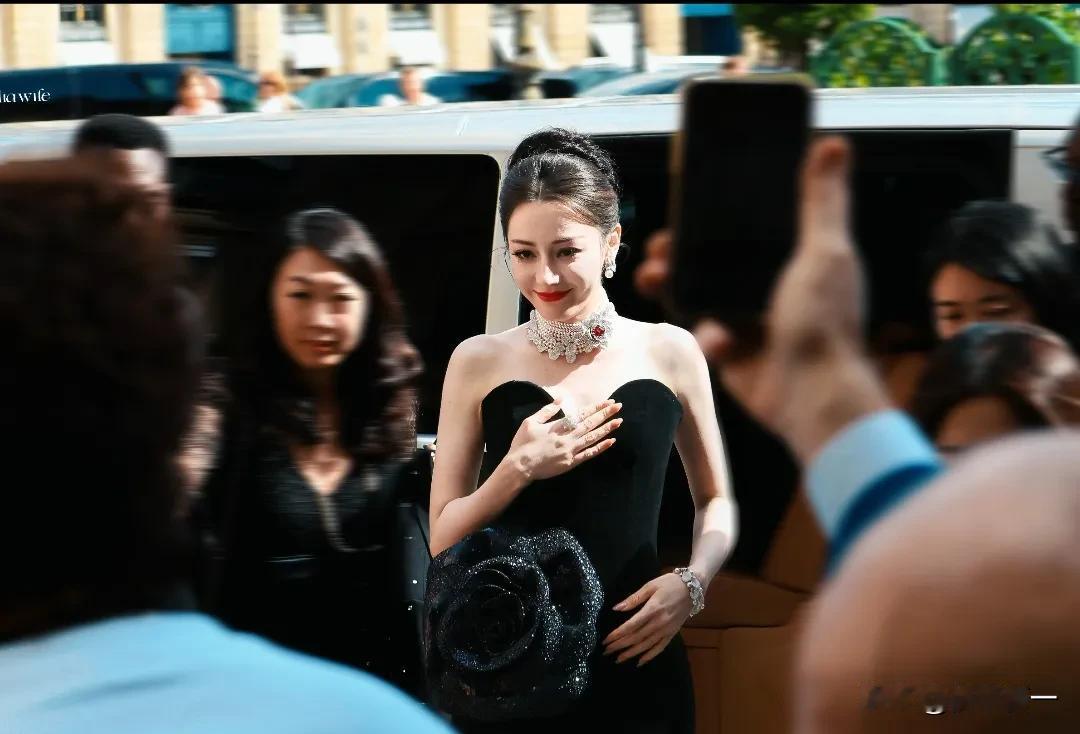 这才是巨星出街啊，热巴化身带珍珠项链的复古摩登女郎，步步美艳生姿。[爱心]完全不