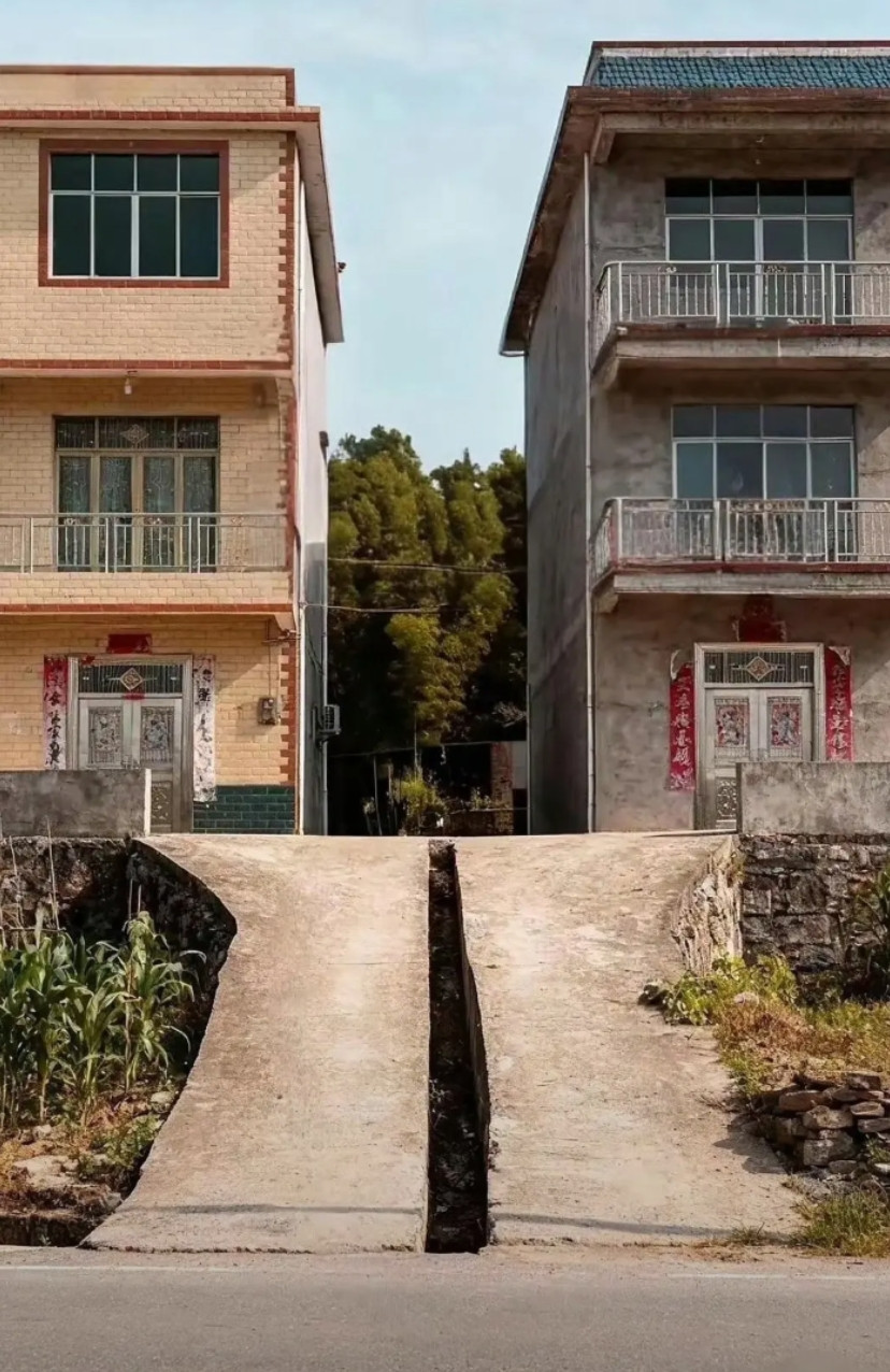 看得出来，这两户人家关系不是很好啊！