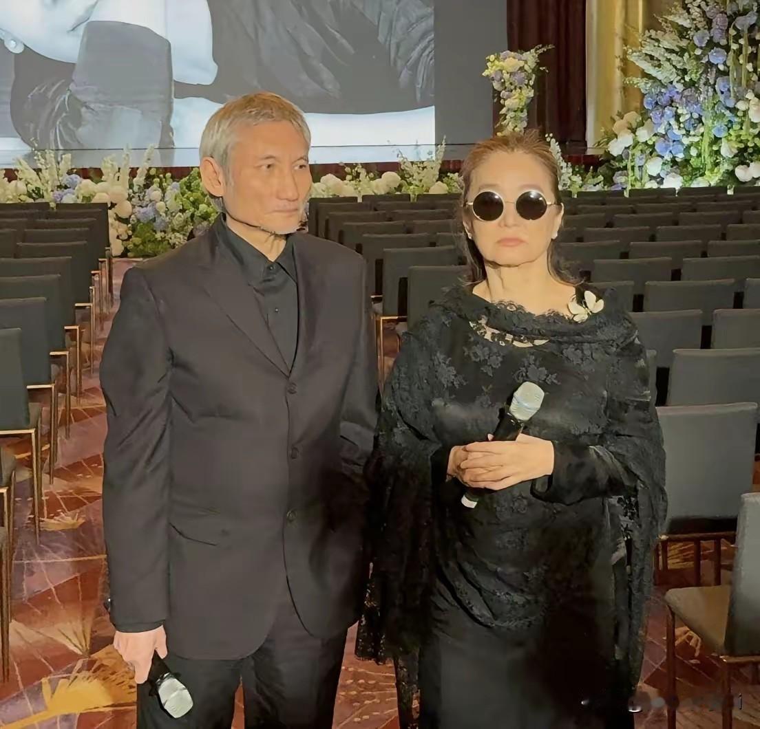 在施南生的追悼会后，林青霞说，在医院的日子，我和徐克每天24小时轮流守候，最后她