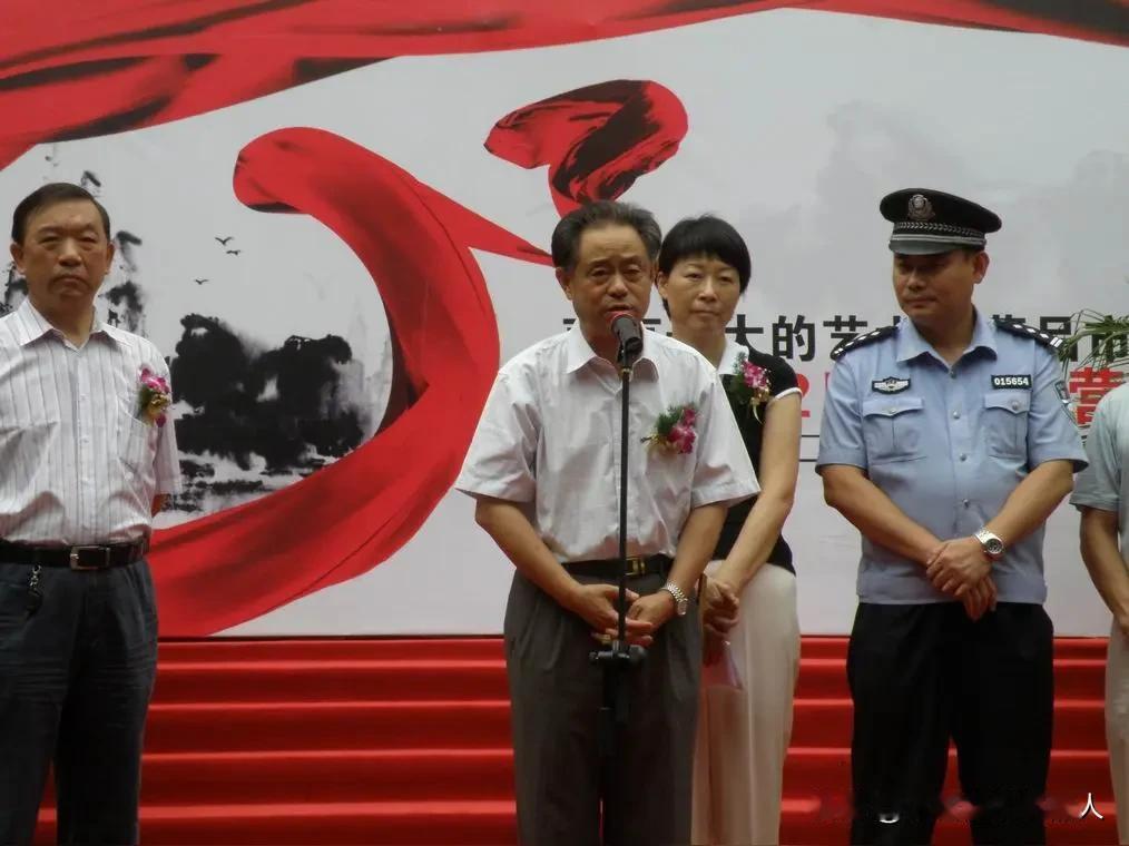 这老头退休金一个月2w多，还要倒卖国宝，自己儿子开拍卖公司，这不就是上下链么。