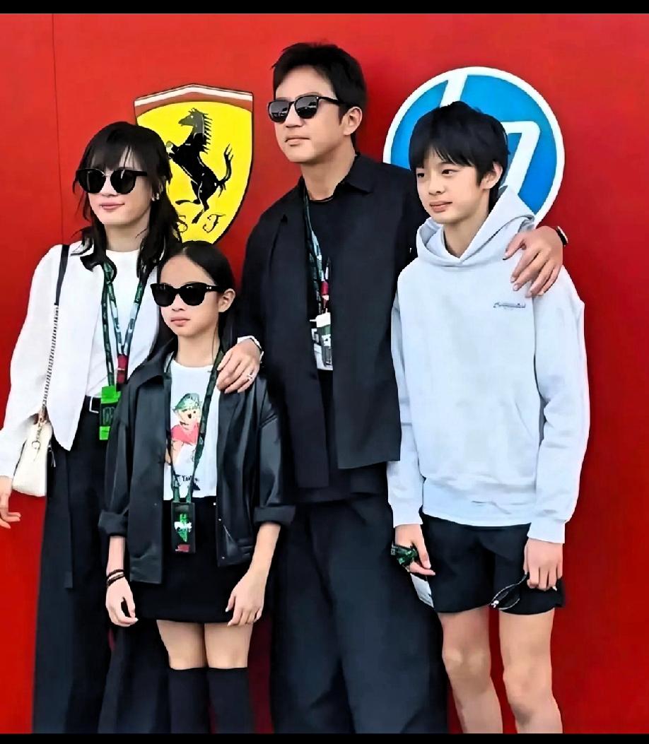 儿子像妈，女儿像爸，这是规律！但是邓超说，“儿子像我也就算了，本想着女儿小花多