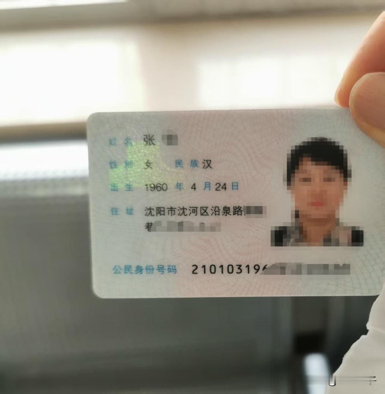 10点，打车到相关部门去办事。由于需要等待，我刚想坐到椅子上，发现有一个身