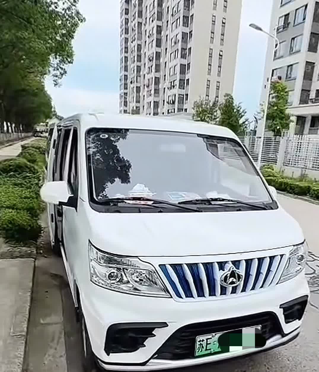 沈巍花9万元买的这辆车，有人说是二手的吧？不是哦，如下图，新车的，上的是苏E牌，