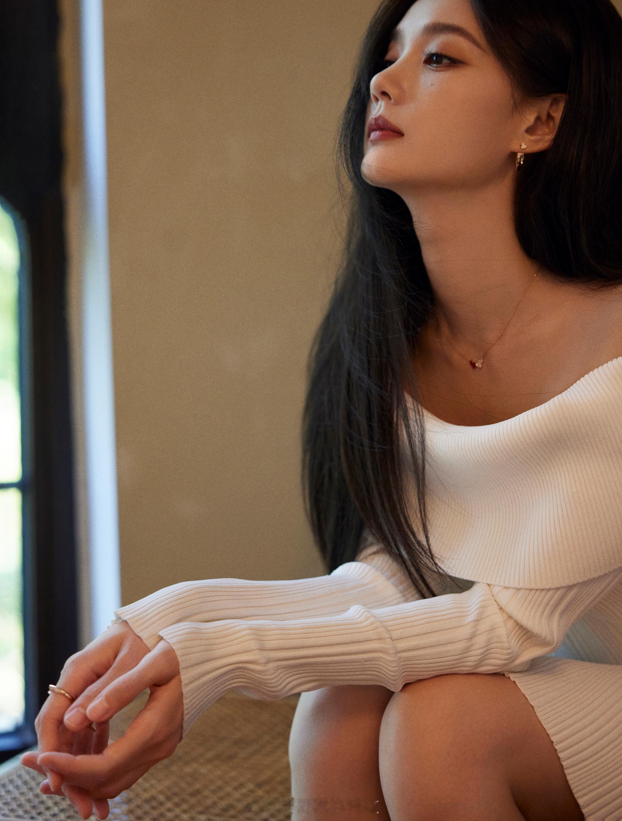 李一桐白色长裙温柔优雅写真