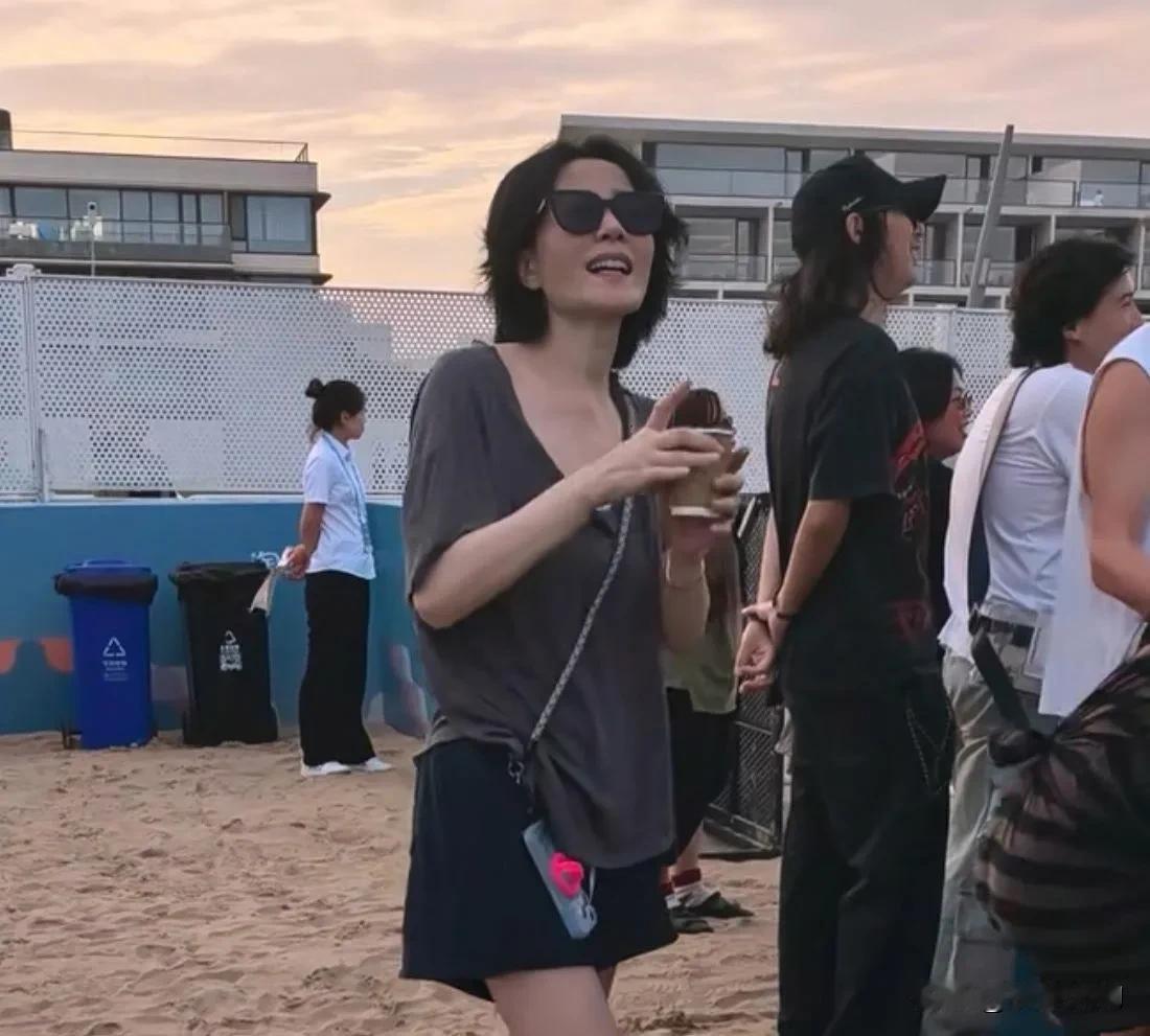 王菲现的状态太好了！带李嫣参加音乐节。长腿配长靴太时尚，李嫣瘦成纸片人与妈妈撒娇