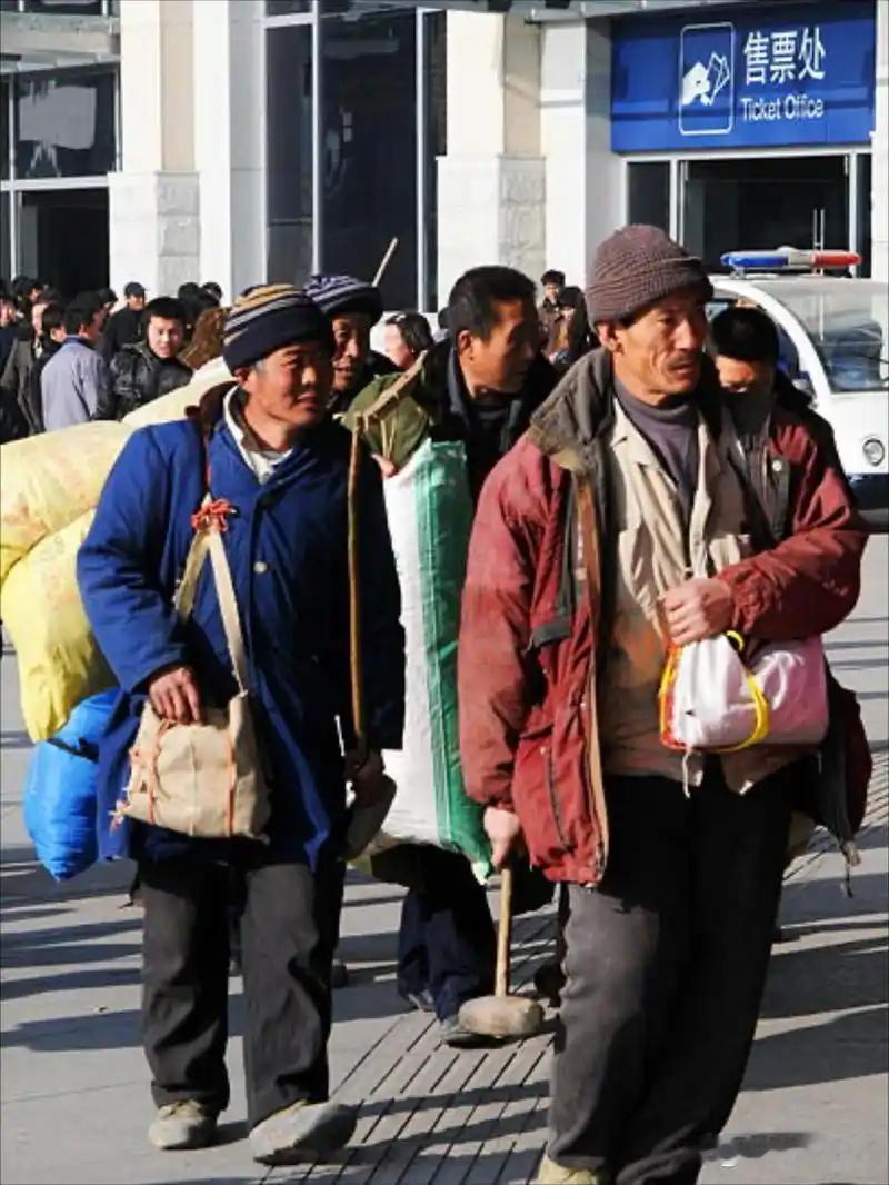 “规模性返乡”这个词近期走红，前几年提倡大家回农村创业，今年为啥又阻止“规模性返