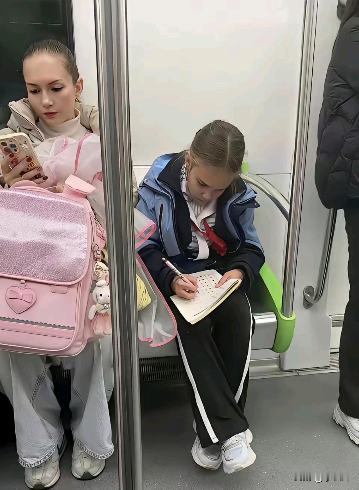 入乡随俗，外国小朋友也加入了少先队？也在地铁上卷作业了