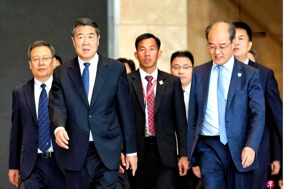 我看到一个数，噗腾就从座位上弹起！2.87亿！灵活就业！说白，灵活就业就